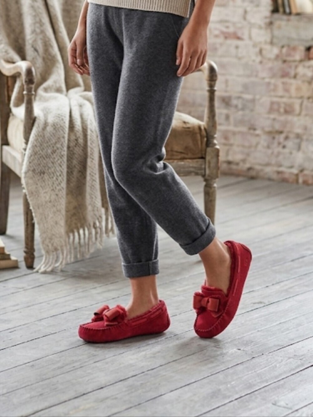Ugg Australia Women Red Suede Bow Insulated Moccasin Slippers Shoes Sz 8